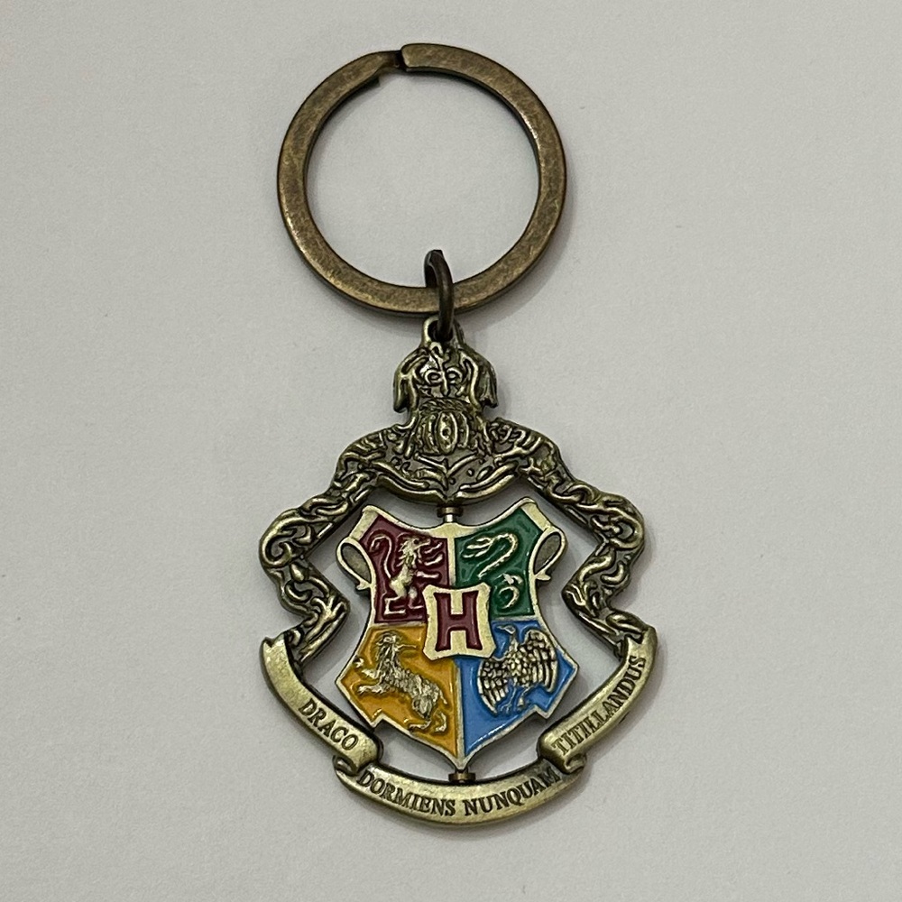 NWOT Universal Studios The Wizarding World of Harry Potter Crest Keychain